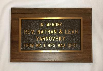 Plaque that reads, "In Memory of Rev. Nathan &amp; Leah Yarnovsky From Mr. &amp; Mrs. Max Gert." 