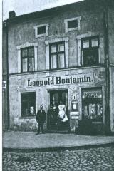 Photo in front of Leopold Benjamin Shop