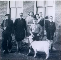 Photo Blumenstein Family with Goat