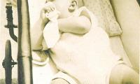 Photo Baby in Crib (Blumenstein) 